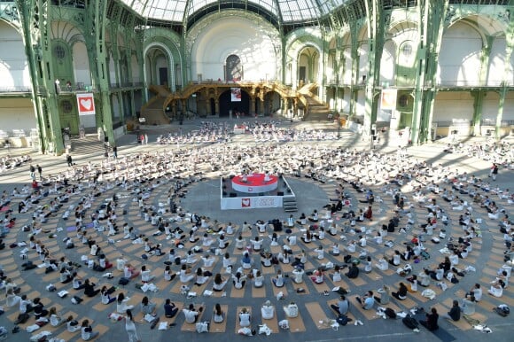 2 000 personnes se sont rassemblées pour un cours de yoga géant au Grand Palais à Paris le 9 octobre 2016. Cette opération, "Les yogis du coeur" s'est déroulée au profit de l'association Mécénat Chirurgie Cardiaque. © Giancarlo Gorassini / Bestimage