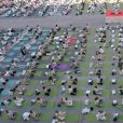 2 000 personnes se sont rassemblées pour un cours de yoga géant au Grand Palais à Paris le 9 octobre 2016. Cette opération, "Les yogis du coeur" s'est déroulée au profit de l'association Mécénat Chirurgie Cardiaque. © Giancarlo Gorassini / Bestimage