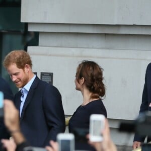 Le prince William, Kate Middleton et le prince Harry ont pris part à des rencontres au County Hall de Londres et au London Eye dans le cadre de la Journée mondiale de la santé mentale le 10 octobre 2016.