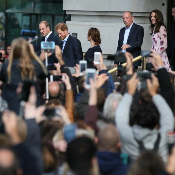 Le prince William, Kate Middleton et le prince Harry ont pris part à des rencontres au County Hall de Londres et au London Eye dans le cadre de la Journée mondiale de la santé mentale le 10 octobre 2016.