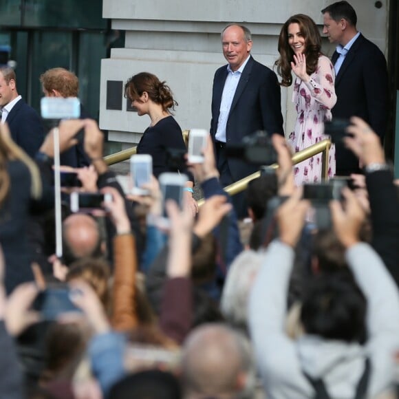 Le prince William, Kate Middleton et le prince Harry ont pris part à des rencontres au County Hall de Londres et au London Eye dans le cadre de la Journée mondiale de la santé mentale le 10 octobre 2016.