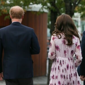 Le prince William, Kate Middleton et le prince Harry ont pris part à des rencontres au County Hall de Londres et au London Eye dans le cadre de la Journée mondiale de la santé mentale le 10 octobre 2016.