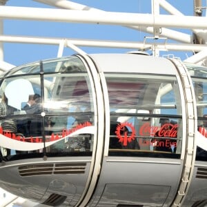 Kate Middleton, le prince William et le prince Harry ont fait un tour à bord du London Eye, la grande roue de Londres, le 10 octobre 2016 à l'occasion de leurs engagements officiels lors de la Journée mondiale de la santé mentale. © Doug Peters/PA Wire/ABACAPRESS.COM