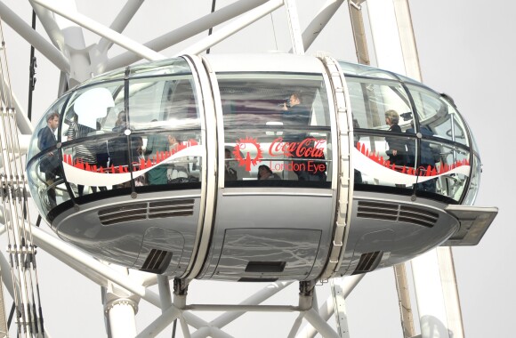 Kate Middleton, le prince William et le prince Harry ont fait un tour à bord du London Eye, la grande roue de Londres, le 10 octobre 2016 à l'occasion de leurs engagements officiels lors de la Journée mondiale de la santé mentale. © Doug Peters/PA Wire/ABACAPRESS.COM