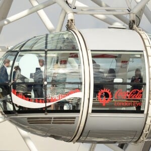 Kate Middleton, le prince William et le prince Harry ont fait un tour à bord du London Eye, la grande roue de Londres, le 10 octobre 2016 à l'occasion de leurs engagements officiels lors de la Journée mondiale de la santé mentale. © Doug Peters/PA Wire/ABACAPRESS.COM