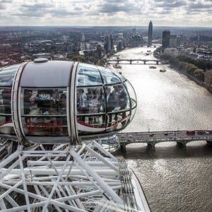 Le duc et la duchesse de Cambridge et le prince Harry ont pu faire un tour en haut du London Eye, la grande roue de Londres, le 10 octobre 2016 à l'occasion de leurs engagements officiels lors de la Journée mondiale de la santé mentale. © Doug Peters/PA Wire/ABACAPRESS.COM