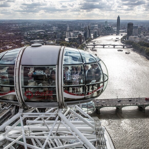 Le duc et la duchesse de Cambridge et le prince Harry ont pu faire un tour en haut du London Eye, la grande roue de Londres, le 10 octobre 2016 à l'occasion de leurs engagements officiels lors de la Journée mondiale de la santé mentale. © Doug Peters/PA Wire/ABACAPRESS.COM