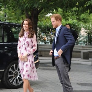 Le duc et la duchesse de Cambridge et le prince Harry ont pu faire un tour en haut du London Eye, la grande roue de Londres, le 10 octobre 2016 à l'occasion de leurs engagements officiels lors de la Journée mondiale de la santé mentale. © Doug Peters/PA Wire/ABACAPRESS.COM