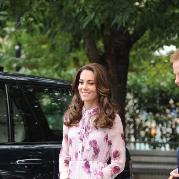 Le duc et la duchesse de Cambridge et le prince Harry ont pu faire un tour en haut du London Eye, la grande roue de Londres, le 10 octobre 2016 à l'occasion de leurs engagements officiels lors de la Journée mondiale de la santé mentale. © Doug Peters/PA Wire/ABACAPRESS.COM