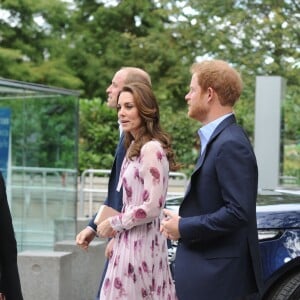 Le duc et la duchesse de Cambridge et le prince Harry ont pu faire un tour en haut du London Eye, la grande roue de Londres, le 10 octobre 2016 à l'occasion de leurs engagements officiels lors de la Journée mondiale de la santé mentale. © Doug Peters/PA Wire/ABACAPRESS.COM