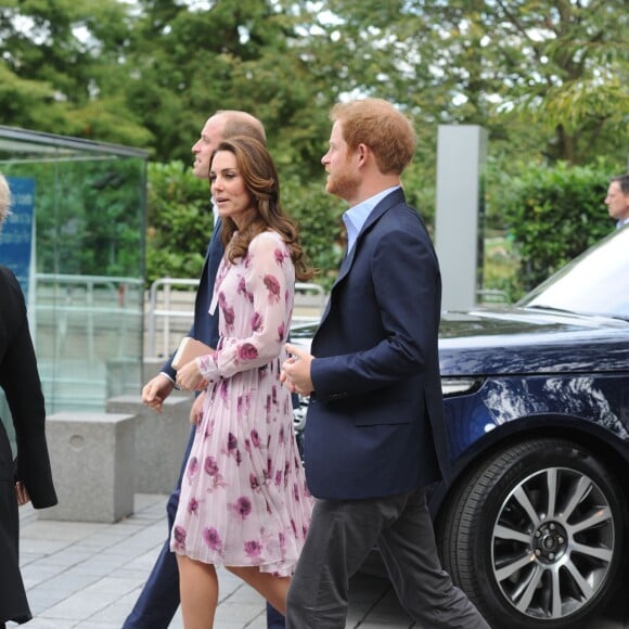 Le duc et la duchesse de Cambridge et le prince Harry ont pu faire un tour en haut du London Eye, la grande roue de Londres, le 10 octobre 2016 à l'occasion de leurs engagements officiels lors de la Journée mondiale de la santé mentale. © Doug Peters/PA Wire/ABACAPRESS.COM