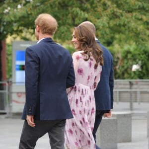 Le duc et la duchesse de Cambridge et le prince Harry ont pu faire un tour en haut du London Eye, la grande roue de Londres, le 10 octobre 2016 à l'occasion de leurs engagements officiels lors de la Journée mondiale de la santé mentale. © Doug Peters/PA Wire/ABACAPRESS.COM