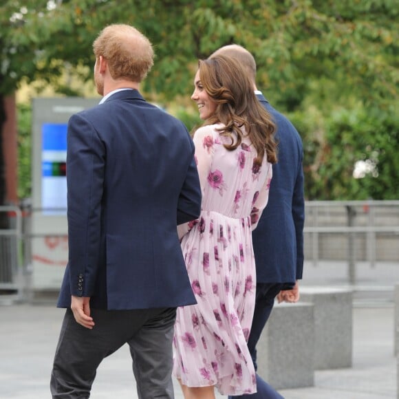 Le duc et la duchesse de Cambridge et le prince Harry ont pu faire un tour en haut du London Eye, la grande roue de Londres, le 10 octobre 2016 à l'occasion de leurs engagements officiels lors de la Journée mondiale de la santé mentale. © Doug Peters/PA Wire/ABACAPRESS.COM