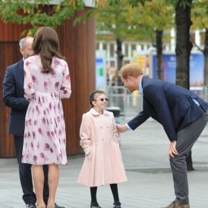 Le duc et la duchesse de Cambridge et le prince Harry ont pu faire un tour en haut du London Eye, la grande roue de Londres, le 10 octobre 2016 à l'occasion de leurs engagements officiels lors de la Journée mondiale de la santé mentale. © Doug Peters/PA Wire/ABACAPRESS.COM