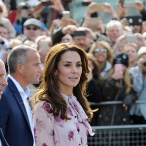 Le duc et la duchesse de Cambridge et le prince Harry ont pu faire un tour en haut du London Eye, la grande roue de Londres, le 10 octobre 2016 à l'occasion de leurs engagements officiels lors de la Journée mondiale de la santé mentale. © Doug Peters/PA Wire/ABACAPRESS.COM