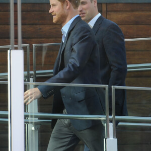 Le prince William et le prince Harry sur le site du London Eye, la grande roue de Londres, le 10 octobre 2016 à l'occasion de leurs engagements officiels avec la duchesse Catherine lors de la Journée mondiale de la santé mentale. © Doug Peters/PA Wire/ABACAPRESS.COM