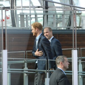 Le prince William et le prince Harry sur le site du London Eye, la grande roue de Londres, le 10 octobre 2016 à l'occasion de leurs engagements officiels avec la duchesse Catherine lors de la Journée mondiale de la santé mentale. © Doug Peters/PA Wire/ABACAPRESS.COM