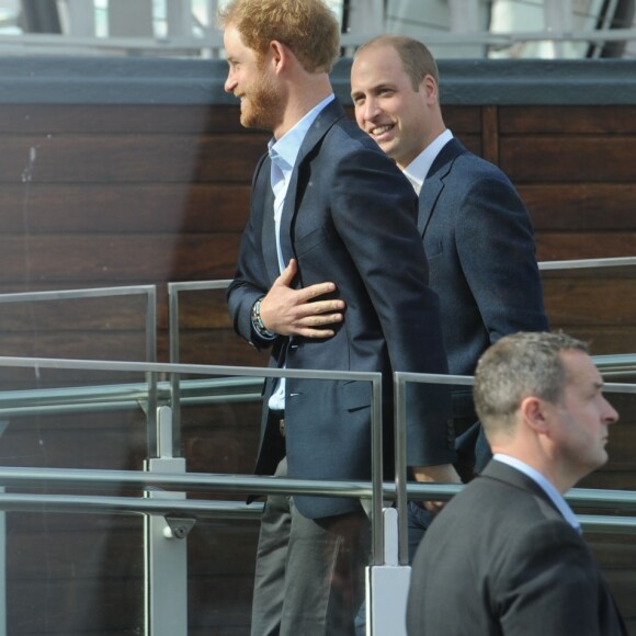 Le prince William et le prince Harry sur le site du London Eye, la grande roue de Londres, le 10 octobre 2016 à l'occasion de leurs engagements officiels avec la duchesse Catherine lors de la Journée mondiale de la santé mentale. © Doug Peters/PA Wire/ABACAPRESS.COM