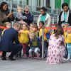 Le duc et la duchesse de Cambridge rencontrent des enfants sur le site du London Eye, la grande roue de Londres, le 10 octobre 2016 à l'occasion de leurs engagements officiels lors de la Journée mondiale de la santé mentale. © Doug Peters/PA Wire/ABACAPRESS.COM