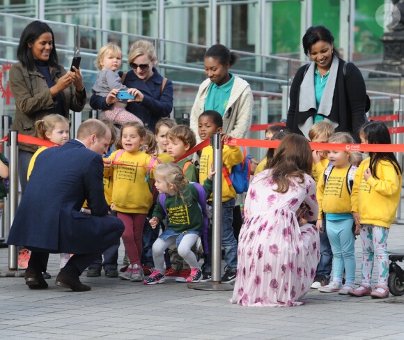 Le duc et la duchesse de Cambridge rencontrent des enfants sur le site du London Eye, la grande roue de Londres, le 10 octobre 2016 à l'occasion de leurs engagements officiels lors de la Journée mondiale de la santé mentale. © Doug Peters/PA Wire/ABACAPRESS.COM