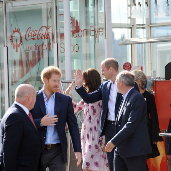 Le duc et la duchesse de Cambridge et le prince Harry ont pu faire un tour en haut du London Eye, la grande roue de Londres, le 10 octobre 2016 à l'occasion de leurs engagements officiels lors de la Journée mondiale de la santé mentale. © Doug Peters/PA Wire/ABACAPRESS.COM