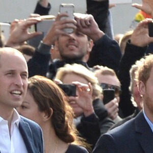 Le prince William et le prince Harry sur le site du London Eye, la grande roue de Londres, le 10 octobre 2016 à l'occasion de leurs engagements officiels avec la duchesse Catherine lors de la Journée mondiale de la santé mentale. © Doug Peters/PA Wire/ABACAPRESS.COM