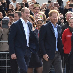 Le prince William et le prince Harry sur le site du London Eye, la grande roue de Londres, le 10 octobre 2016 à l'occasion de leurs engagements officiels avec la duchesse Catherine lors de la Journée mondiale de la santé mentale. © Doug Peters/PA Wire/ABACAPRESS.COM