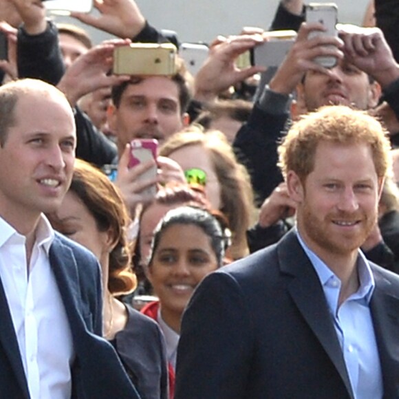 Le prince William et le prince Harry sur le site du London Eye, la grande roue de Londres, le 10 octobre 2016 à l'occasion de leurs engagements officiels avec la duchesse Catherine lors de la Journée mondiale de la santé mentale. © Doug Peters/PA Wire/ABACAPRESS.COM