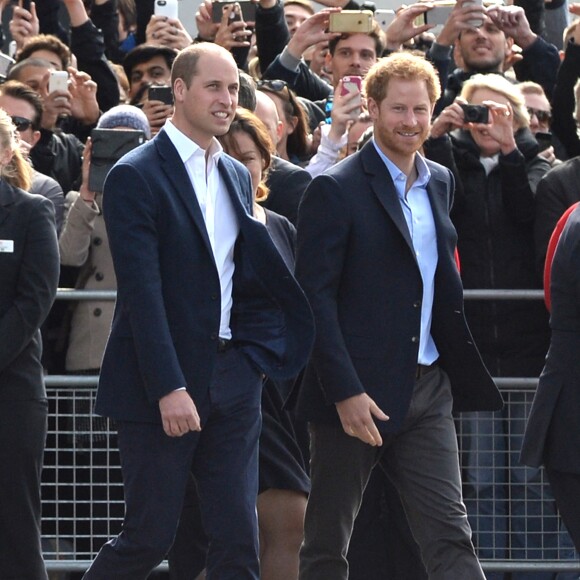 Le prince William et le prince Harry sur le site du London Eye, la grande roue de Londres, le 10 octobre 2016 à l'occasion de leurs engagements officiels avec la duchesse Catherine lors de la Journée mondiale de la santé mentale. © Doug Peters/PA Wire/ABACAPRESS.COM