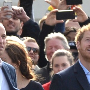 Le prince William et le prince Harry sur le site du London Eye, la grande roue de Londres, le 10 octobre 2016 à l'occasion de leurs engagements officiels avec la duchesse Catherine lors de la Journée mondiale de la santé mentale. © Doug Peters/PA Wire/ABACAPRESS.COM