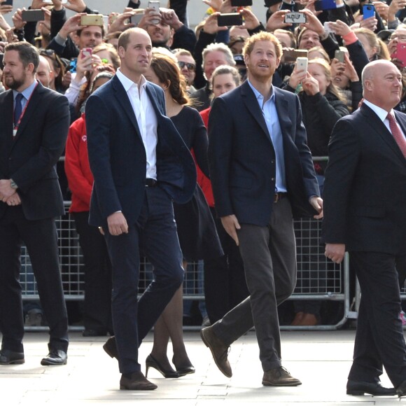 Le prince William et le prince Harry sur le site du London Eye, la grande roue de Londres, le 10 octobre 2016 à l'occasion de leurs engagements officiels avec la duchesse Catherine lors de la Journée mondiale de la santé mentale. © Doug Peters/PA Wire/ABACAPRESS.COM