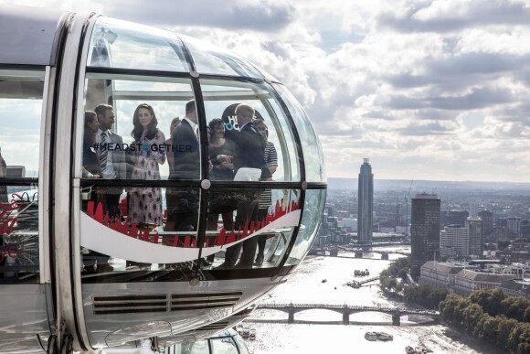 Le duc et la duchesse de Cambridge et le prince Harry ont pu faire un tour en haut du London Eye, la grande roue de Londres, le 10 octobre 2016 à l'occasion de leurs engagements officiels lors de la Journée mondiale de la santé mentale. © Doug Peters/PA Wire/ABACAPRESS.COM