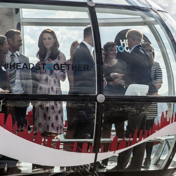 Le duc et la duchesse de Cambridge et le prince Harry ont pu faire un tour en haut du London Eye, la grande roue de Londres, le 10 octobre 2016 à l'occasion de leurs engagements officiels lors de la Journée mondiale de la santé mentale. © Doug Peters/PA Wire/ABACAPRESS.COM