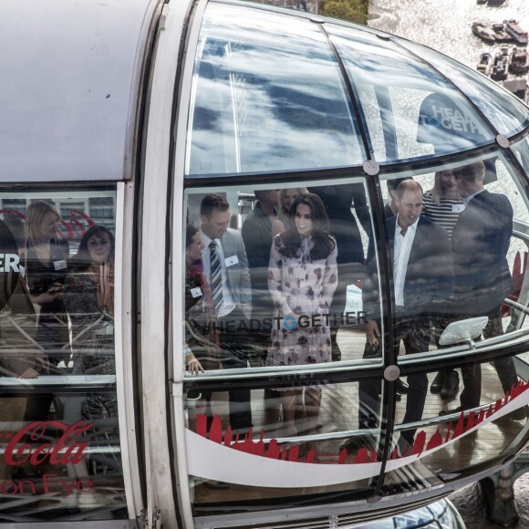 Le duc et la duchesse de Cambridge et le prince Harry ont pu faire un tour en haut du London Eye, la grande roue de Londres, le 10 octobre 2016 à l'occasion de leurs engagements officiels lors de la Journée mondiale de la santé mentale. © Doug Peters/PA Wire/ABACAPRESS.COM