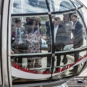 Le duc et la duchesse de Cambridge et le prince Harry ont pu faire un tour en haut du London Eye, la grande roue de Londres, le 10 octobre 2016 à l'occasion de leurs engagements officiels lors de la Journée mondiale de la santé mentale. © Doug Peters/PA Wire/ABACAPRESS.COM