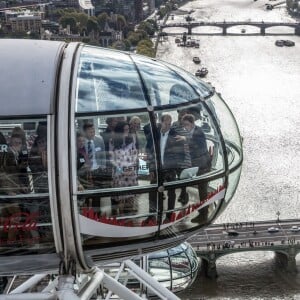 Le duc et la duchesse de Cambridge et le prince Harry ont pu faire un tour en haut du London Eye, la grande roue de Londres, le 10 octobre 2016 à l'occasion de leurs engagements officiels lors de la Journée mondiale de la santé mentale. © Doug Peters/PA Wire/ABACAPRESS.COM