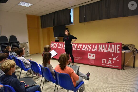 Exclusif - Cécilia Hornus lors de la lecture de la dictée ELA à l'école Gaston Ramon à Garches, le 10 octobre 2016, pour le lancement officiel de la campagne nationale "Mets tes baskets et bats la maladie à l'école". Pour l'édition 2016, c'est Katherine Pancol, qui a rédigé un texte inédit dédié au combat des enfants contre la maladie.