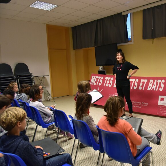 Exclusif - Cécilia Hornus lors de la lecture de la dictée ELA à l'école Gaston Ramon à Garches, le 10 octobre 2016, pour le lancement officiel de la campagne nationale "Mets tes baskets et bats la maladie à l'école". Pour l'édition 2016, c'est Katherine Pancol, qui a rédigé un texte inédit dédié au combat des enfants contre la maladie.