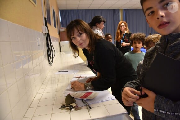 Exclusif - Cécilia Hornus lors de la lecture de la dictée ELA à l'école Gaston Ramon à Garches, le 10 octobre 2016, pour le lancement officiel de la campagne nationale "Mets tes baskets et bats la maladie à l'école". Pour l'édition 2016, c'est Katherine Pancol, qui a rédigé un texte inédit dédié au combat des enfants contre la maladie.