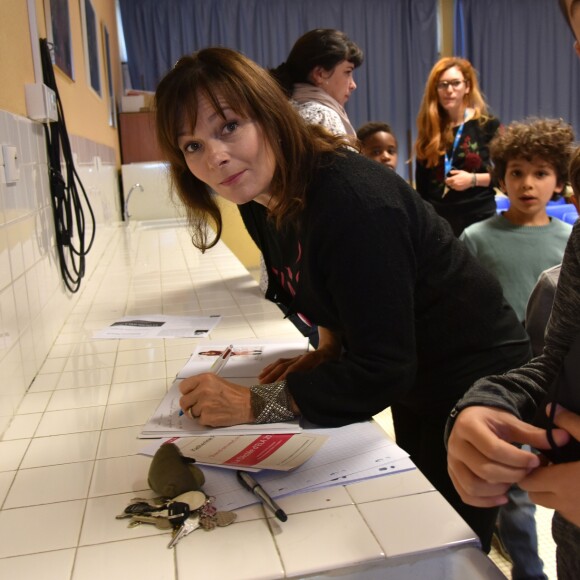 Exclusif - Cécilia Hornus lors de la lecture de la dictée ELA à l'école Gaston Ramon à Garches, le 10 octobre 2016, pour le lancement officiel de la campagne nationale "Mets tes baskets et bats la maladie à l'école". Pour l'édition 2016, c'est Katherine Pancol, qui a rédigé un texte inédit dédié au combat des enfants contre la maladie.