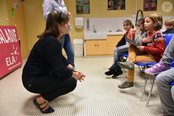 Exclusif - Cécilia Hornus lors de la lecture de la dictée ELA à l'école Gaston Ramon à Garches, le 10 octobre 2016, pour le lancement officiel de la campagne nationale "Mets tes baskets et bats la maladie à l'école". Pour l'édition 2016, c'est Katherine Pancol, qui a rédigé un texte inédit dédié au combat des enfants contre la maladie.