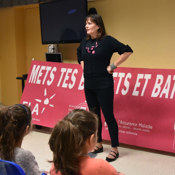 Exclusif - Cécilia Hornus lors de la lecture de la dictée ELA à l'école Gaston Ramon à Garches, le 10 octobre 2016, pour le lancement officiel de la campagne nationale "Mets tes baskets et bats la maladie à l'école". Pour l'édition 2016, c'est Katherine Pancol, qui a rédigé un texte inédit dédié au combat des enfants contre la maladie.