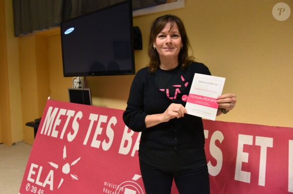 Exclusif - Cécilia Hornus lors de la lecture de la dictée ELA à l'école Gaston Ramon à Garches, le 10 octobre 2016, pour le lancement officiel de la campagne nationale "Mets tes baskets et bats la maladie à l'école". Pour l'édition 2016, c'est Katherine Pancol, qui a rédigé un texte inédit dédié au combat des enfants contre la maladie.