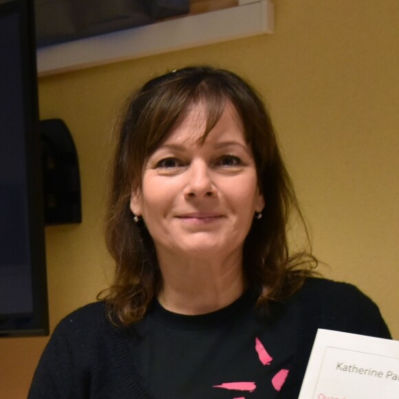 Exclusif - Cécilia Hornus lors de la lecture de la dictée ELA à l'école Gaston Ramon à Garches, le 10 octobre 2016, pour le lancement officiel de la campagne nationale "Mets tes baskets et bats la maladie à l'école". Pour l'édition 2016, c'est Katherine Pancol, qui a rédigé un texte inédit dédié au combat des enfants contre la maladie.