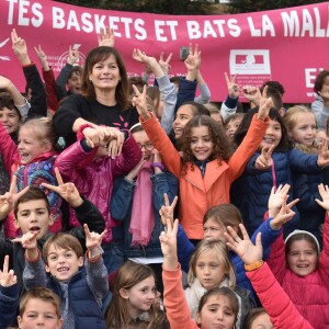 Exclusif - Cécilia Hornus lors de la lecture de la dictée ELA à l'école Gaston Ramon à Garches, le 10 octobre 2016, pour le lancement officiel de la campagne nationale "Mets tes baskets et bats la maladie à l'école". Pour l'édition 2016, c'est Katherine Pancol, qui a rédigé un texte inédit dédié au combat des enfants contre la maladie.