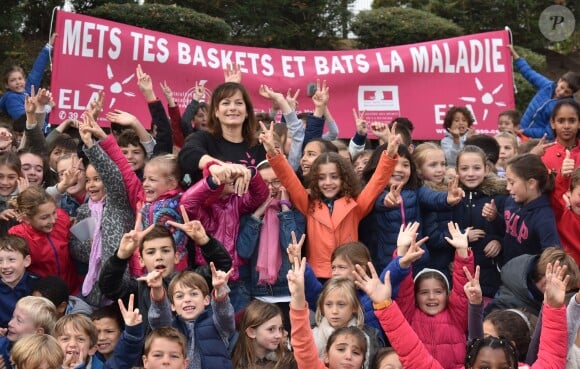 Exclusif - Cécilia Hornus lors de la lecture de la dictée ELA à l'école Gaston Ramon à Garches, le 10 octobre 2016, pour le lancement officiel de la campagne nationale "Mets tes baskets et bats la maladie à l'école". Pour l'édition 2016, c'est Katherine Pancol, qui a rédigé un texte inédit dédié au combat des enfants contre la maladie.