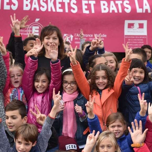 Exclusif - Cécilia Hornus lors de la lecture de la dictée ELA à l'école Gaston Ramon à Garches, le 10 octobre 2016, pour le lancement officiel de la campagne nationale "Mets tes baskets et bats la maladie à l'école". Pour l'édition 2016, c'est Katherine Pancol, qui a rédigé un texte inédit dédié au combat des enfants contre la maladie.