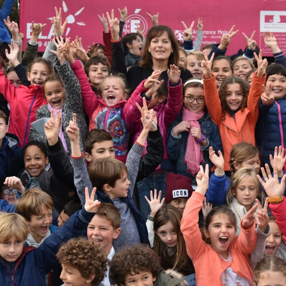 Exclusif - Cécilia Hornus lors de la lecture de la dictée ELA à l'école Gaston Ramon à Garches, le 10 octobre 2016, pour le lancement officiel de la campagne nationale "Mets tes baskets et bats la maladie à l'école". Pour l'édition 2016, c'est Katherine Pancol, qui a rédigé un texte inédit dédié au combat des enfants contre la maladie.