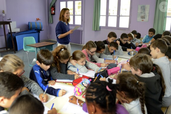 Exclusif - L'actrice de la série "Plus Belle la Vie" Elodie Varlet - Lecture de la dictée ELA à l'école élémentaire de Saint Gabriel à Marseille, le 10 octobre 2016, pour le lancement officiel de la campagne nationale "Mets tes baskets et bats la maladie à l'école". Pour l'édition 2016, c'est Katherine Pancol, qui a rédigé un texte inédit dédié au combat des enfants d'ELA contre la maladie. © Eric Etten/Bestimage