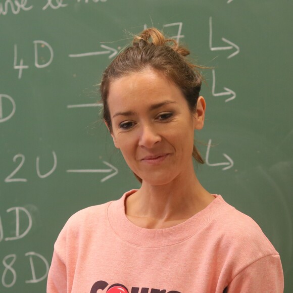 Exclusif - Emmanuelle Boidron lors de la lecture de la dictée d'ELA à l'école primaire Decamps à Paris, le 10 octobre 2016, pour le lancement officiel de la campagne nationale "Mets tes baskets et bats la maladie à l'école". Pour l'édition 2016, c'est Katherine Pancol, qui a rédigé un texte inédit dédié au combat des enfants d'ELA contre la maladie. © CVS/Bestimage